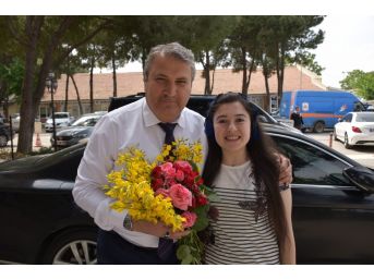 Omuriliği Kırılan Genç Kız Artık Yürüyor