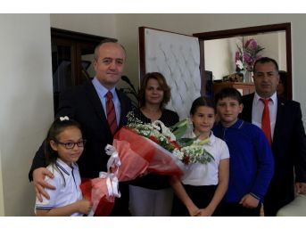 Minik Cumhuriyet Savcısı Cübbe Giyip Makam Koltuğuna Oturdu