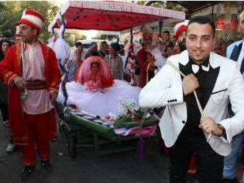Denizi Olmayan Manisa'da Gelini Kayıkla Aldı