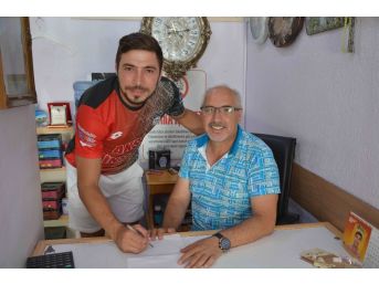Ortaca Golcü Futbolcuya İmzayı Attırdı